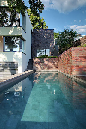Garten mit Pool am Hang