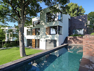 Garten-mit-Pool-am-Hang