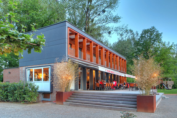 Clubhaus Seitenansicht